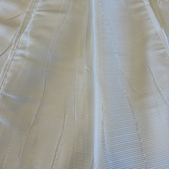 Window Scarf Valance-approx 104”x216”. 100% Textured Polyester.  Eggshell color. - Picture 3 of 6